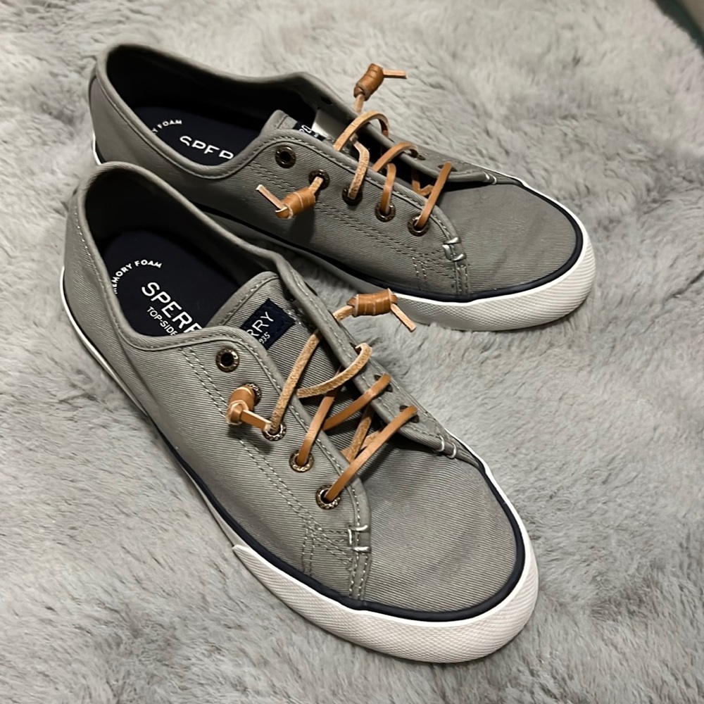 Woman’s speedy size 7 shoes